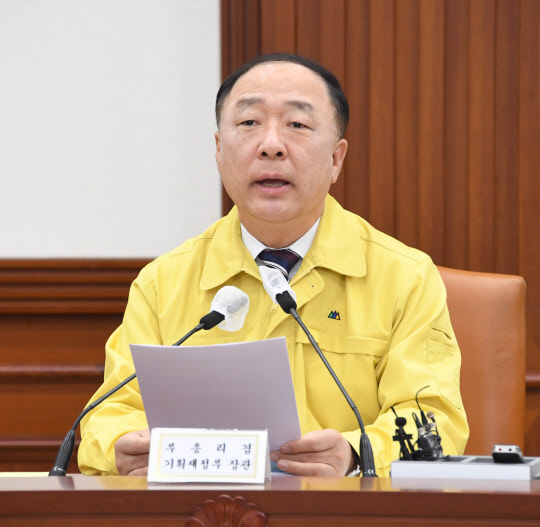 홍남기 부총리 겸 기획재정부 장관이 12월 2일 서울 광화문 정부서울청사에서 열린 '제49차 비상경제 중앙대책본부 회의'를 주재, 모두발언을 하고 있다.<기획재정부 제공>